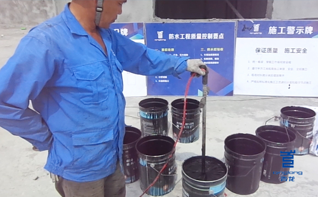 青龍員工正在加熱非回化橡膠瀝青 防水卷材