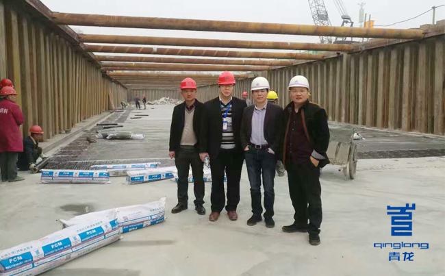 青龍項目負責人龔總監督防水施工 防水卷材